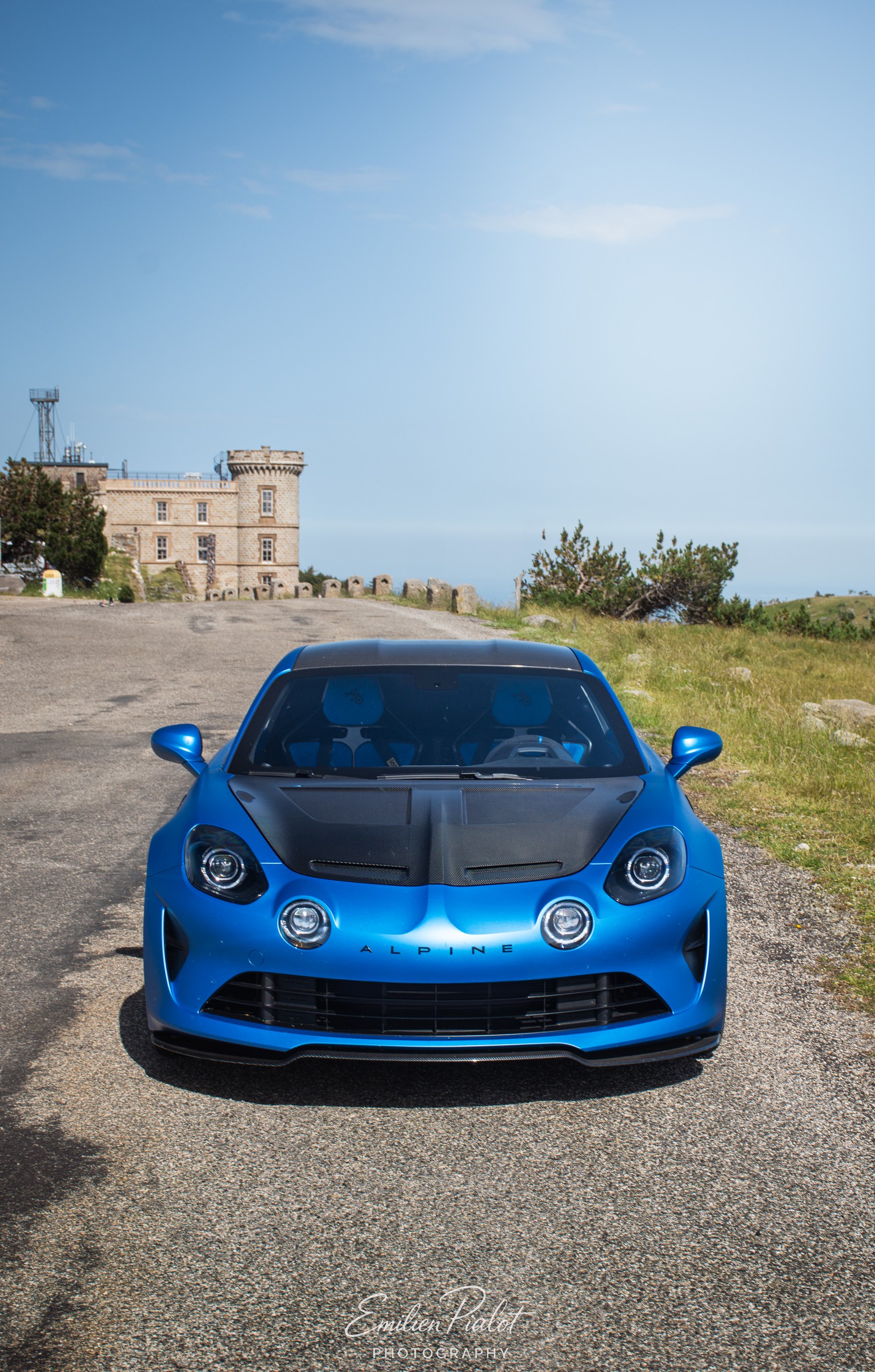 Alpine A110R bleue au sommet d'un col