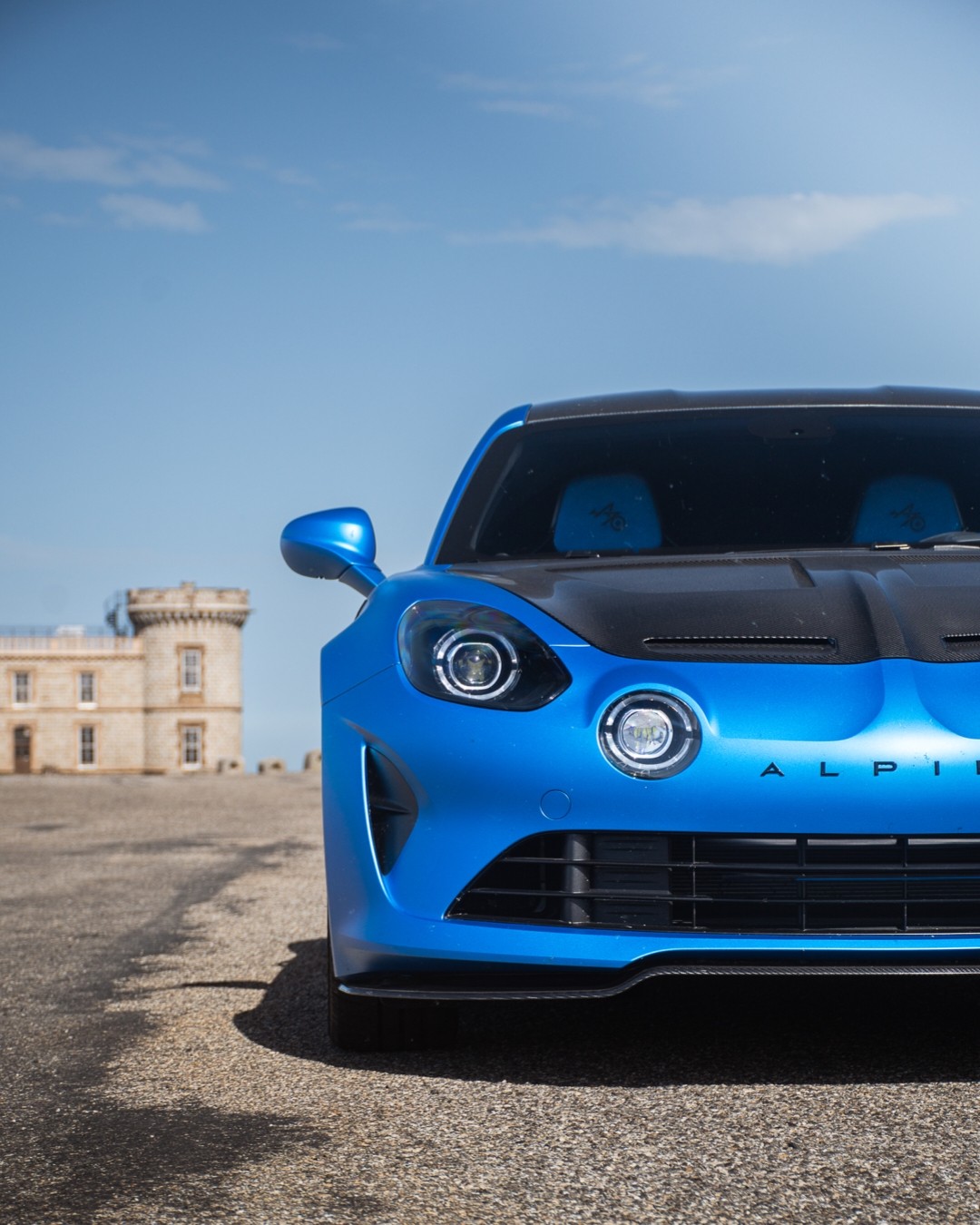 Alpine A110R, vue de face en contre-plongée, détail du phare