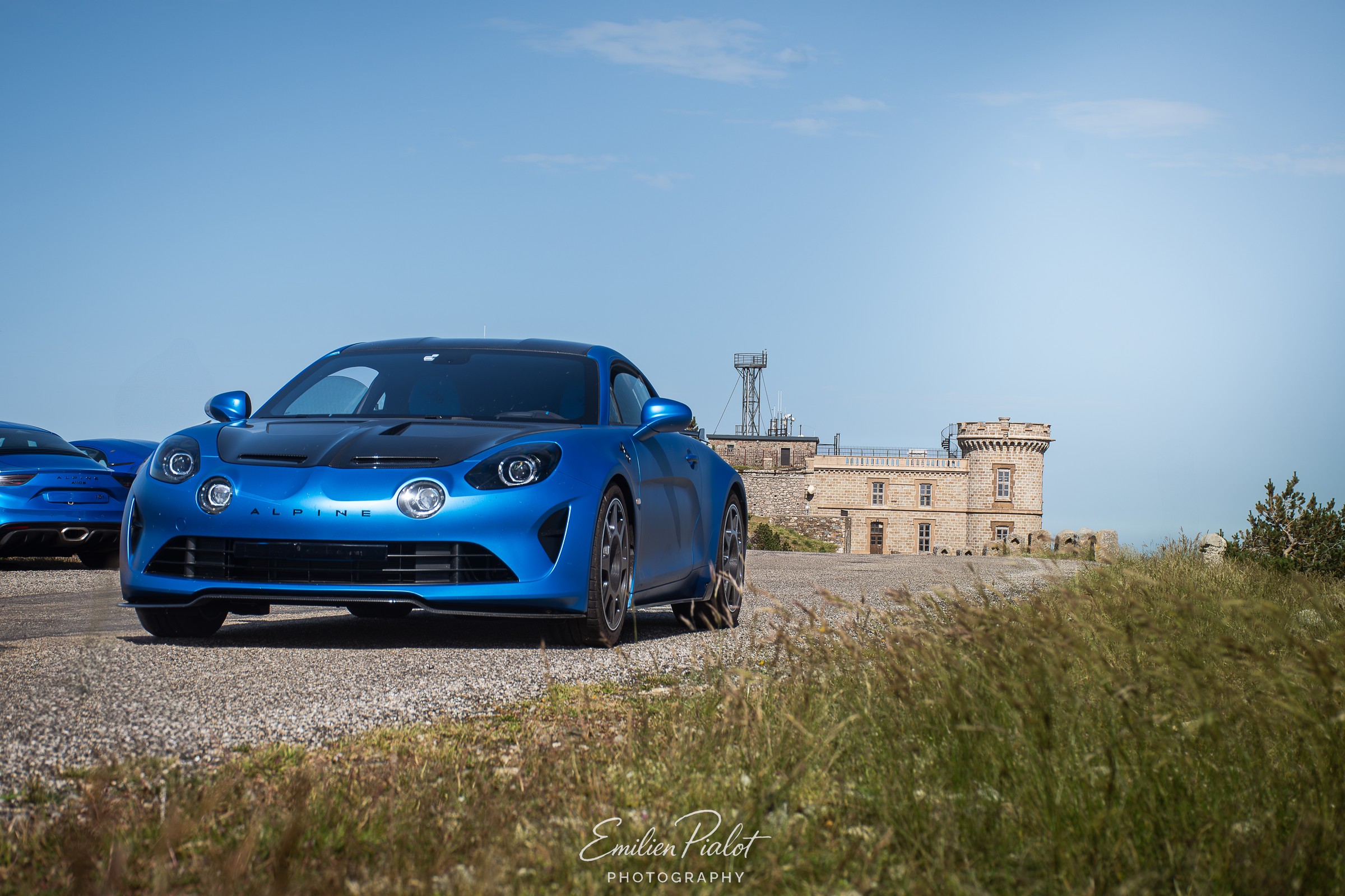 Alpine A110R bleue, vue de trois-quarts avant, second angle