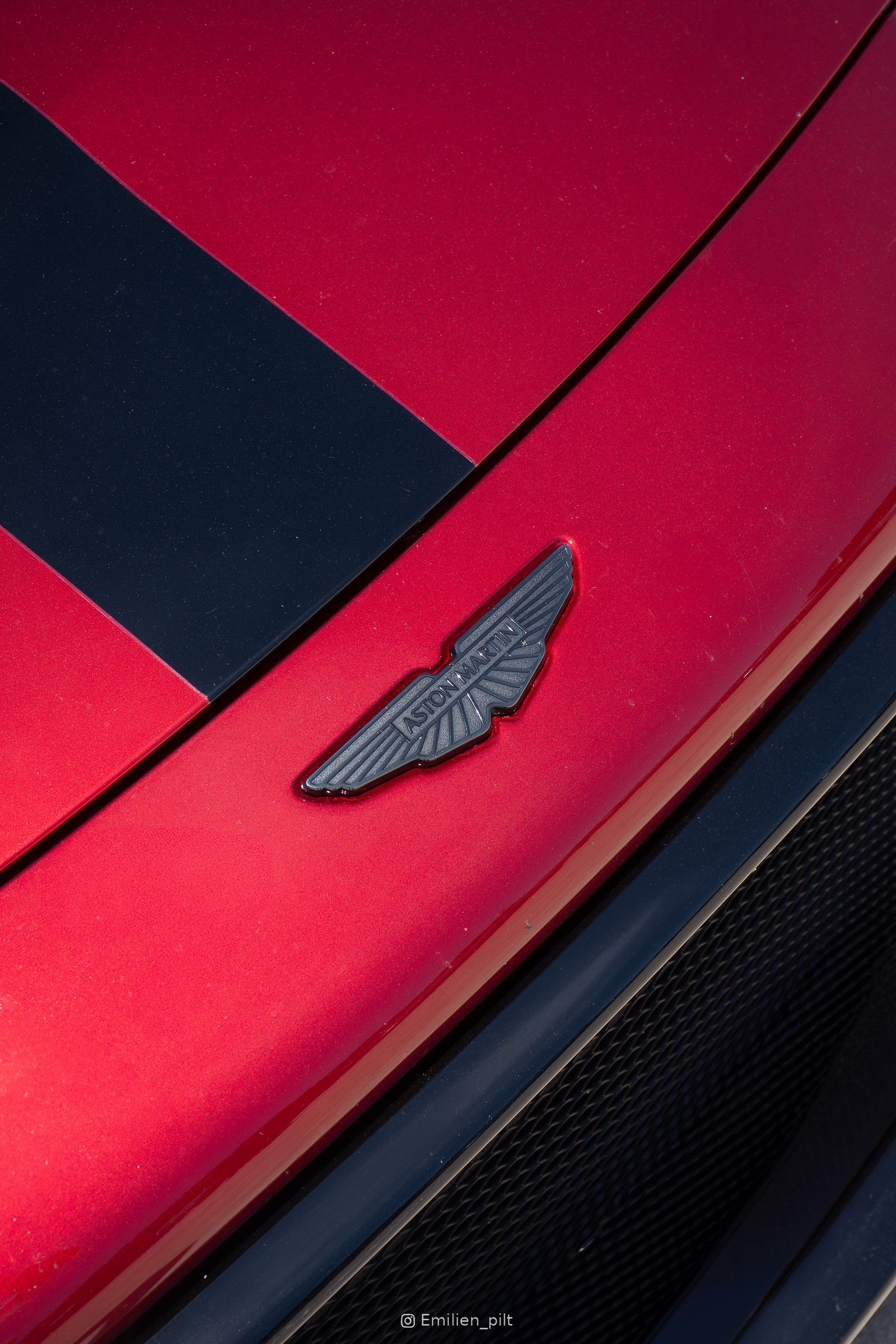 Détail du capot et de l'écusson Aston Martin