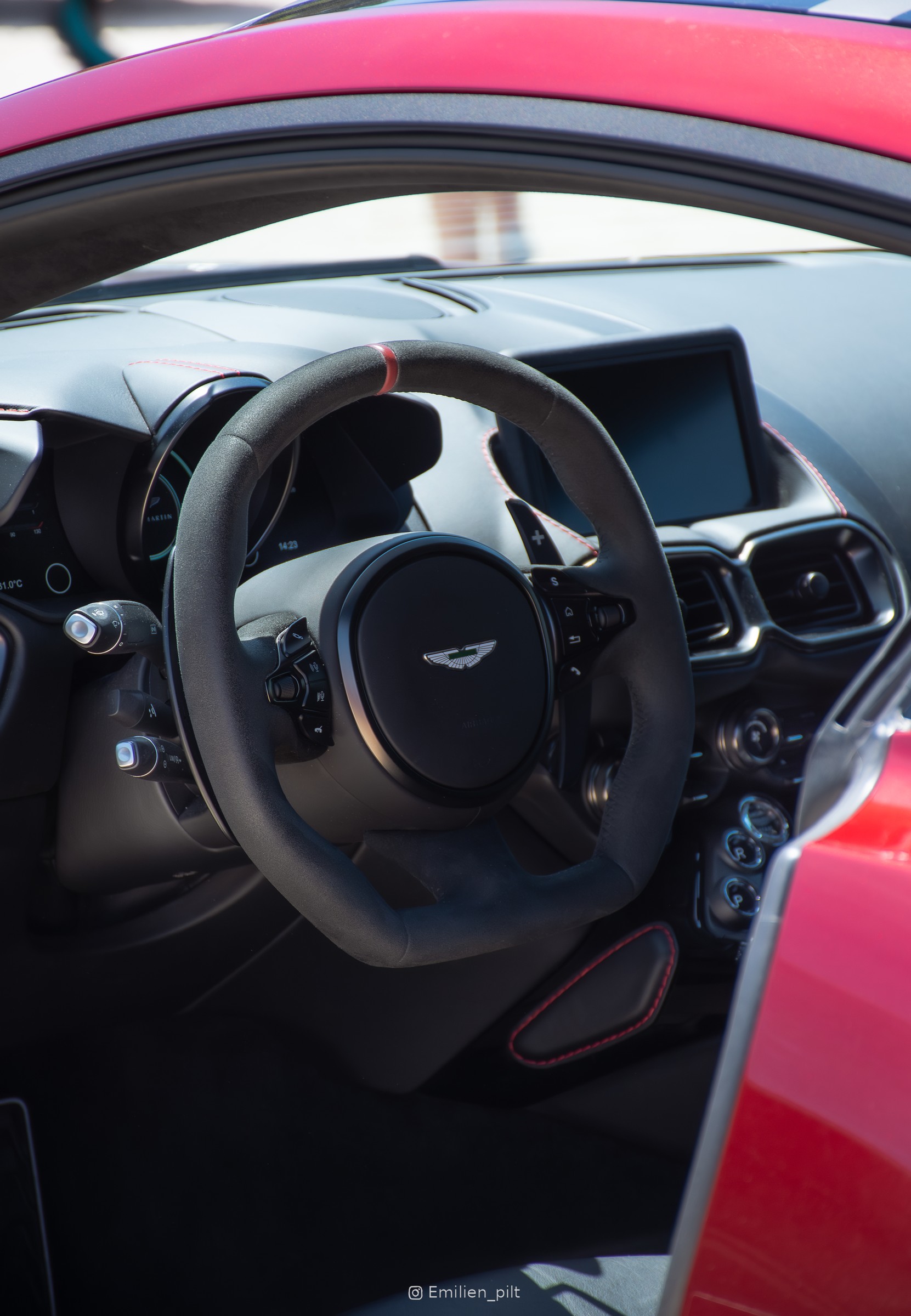 Habitacle de l'Aston Martin Vantage, volant et planche de bord
