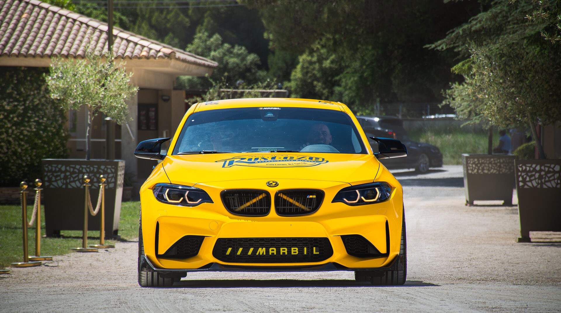 BMW M2 Racing #95, vue de face devant le garage