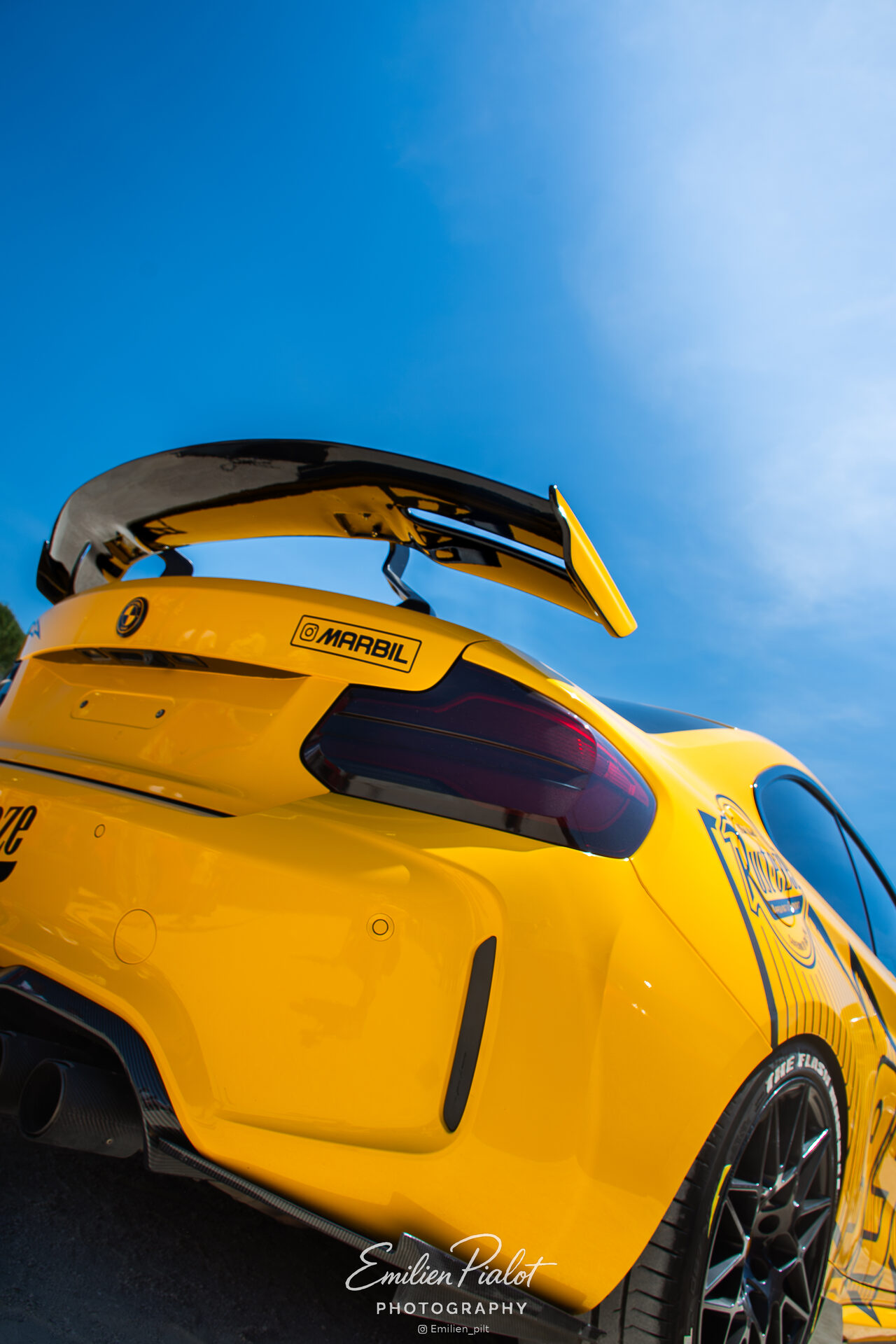 BMW M2 Racing #95, vue latérale sur le parking de l'événement