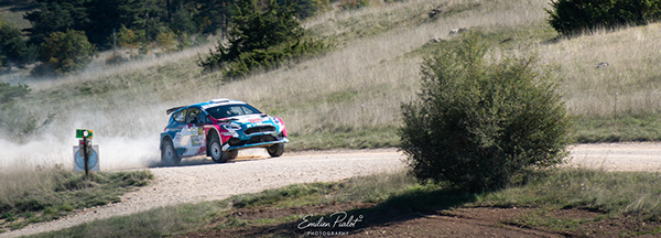 Ford Fiesta Rally2 dans un nuage de poussière au départ d'une spéciale