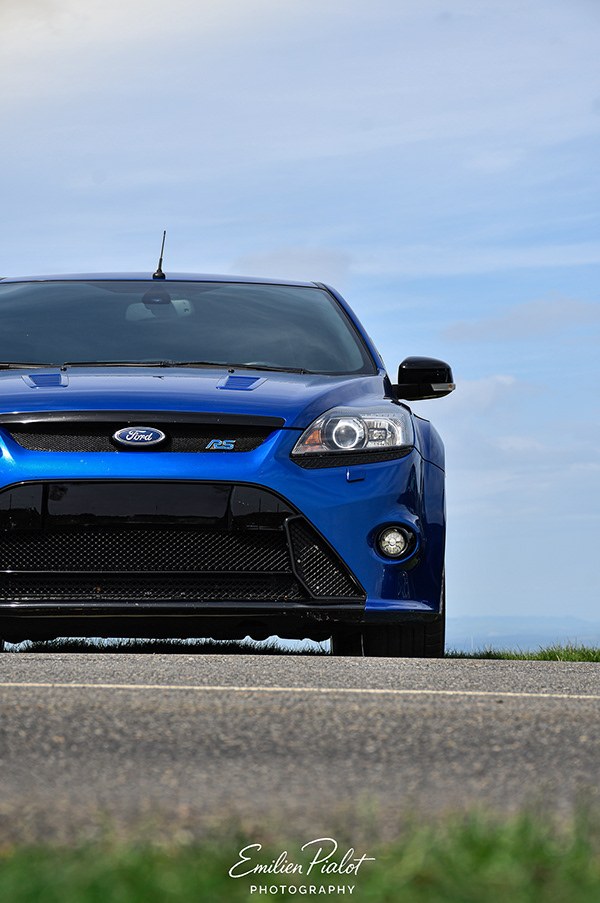 Ford Focus RS bleue, vue de face