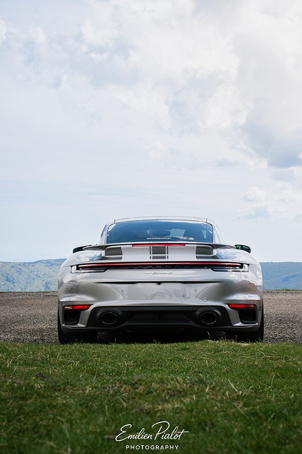 Porsche 911 Turbo S argentée, vue arrière