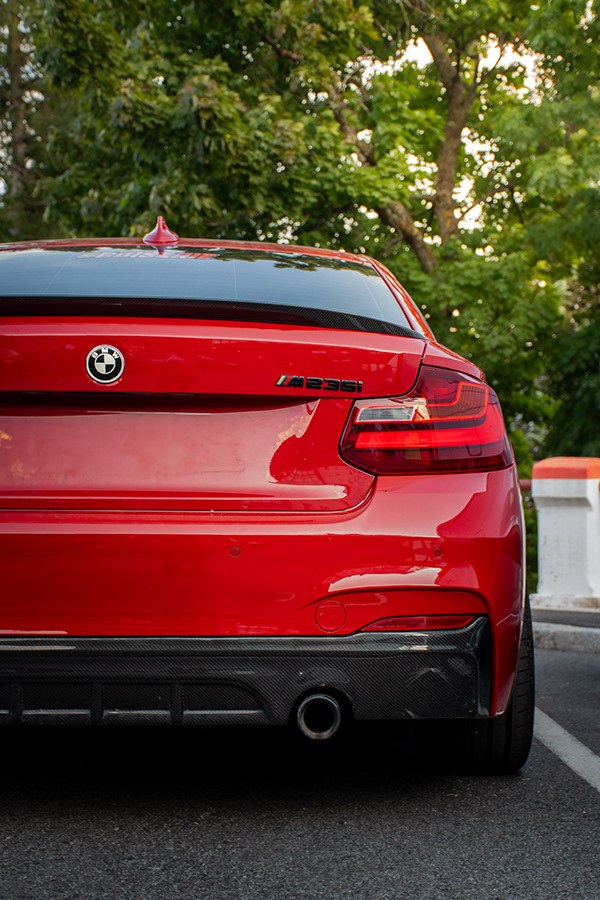 BMW M2 rouge, vue arrière trois quarts