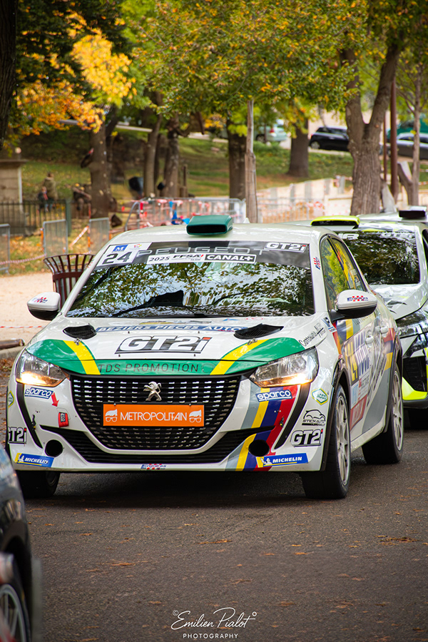 Peugeot 208 Rally4 blanche et verte n°21 à l'arrêt