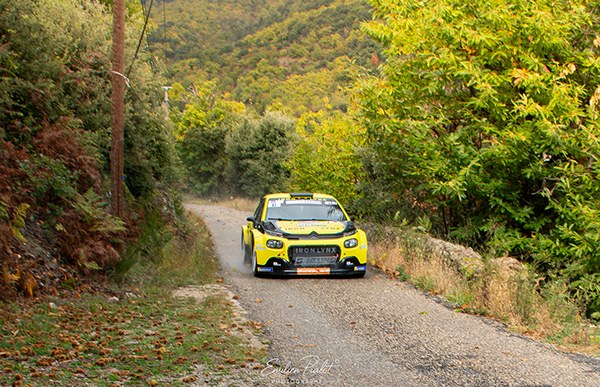 Rallye de nuit, projecteurs éclairant la trajectoire