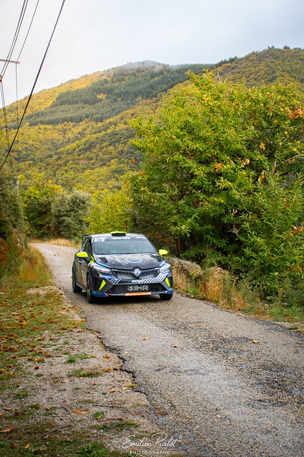 Renault Mégane bleue sur route de montagne