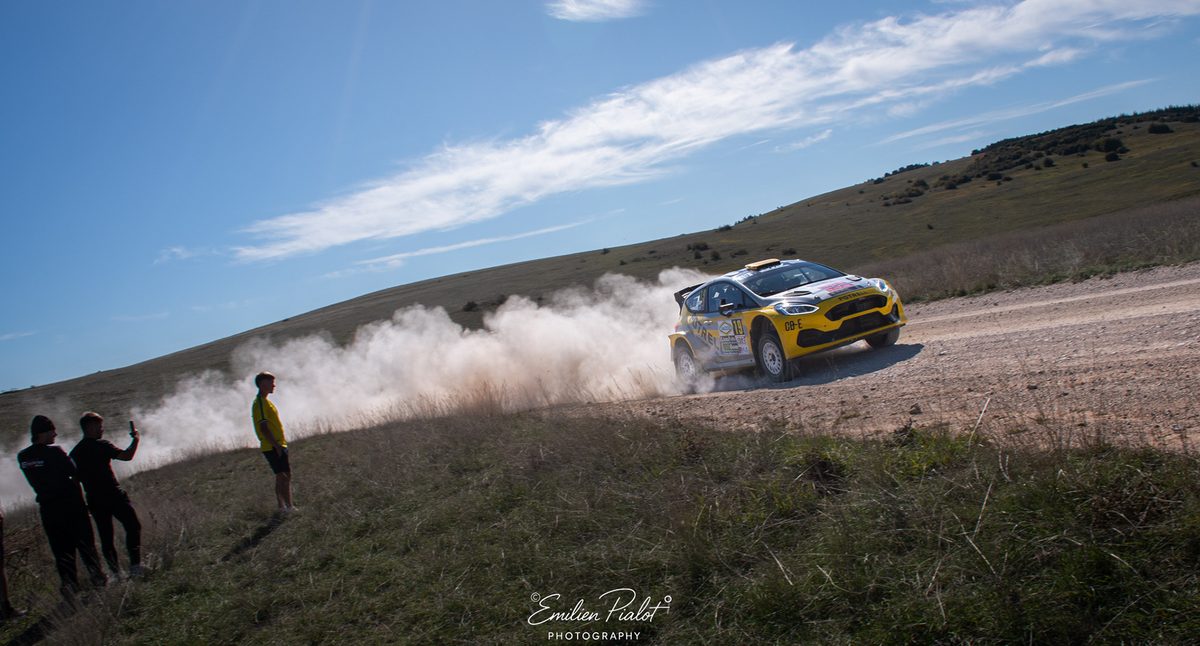 Ford Fiesta Rally2 dans la poussière, Rallye Terre des Cardabelles