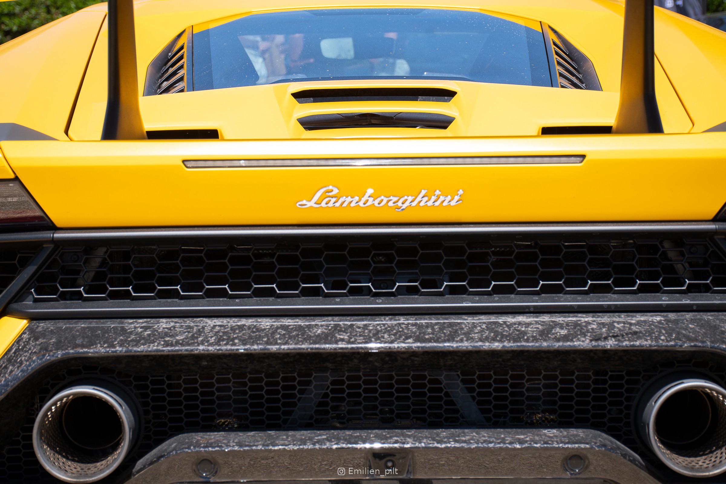 Détail de la signature Lamborghini et des sorties d'échappement