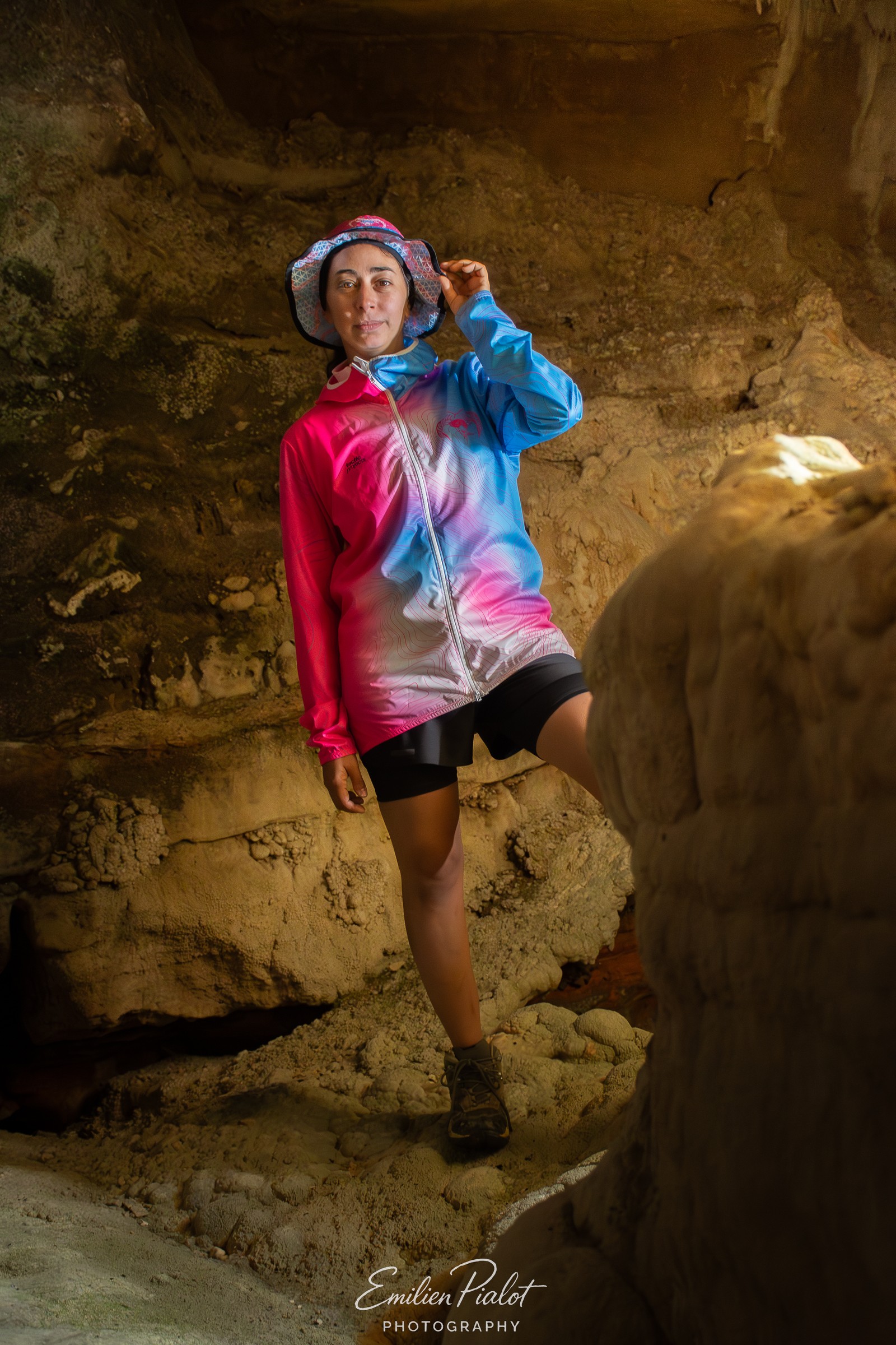 Shooting marque Muflon, veste tie-dye dans la grotte de Bramabiau