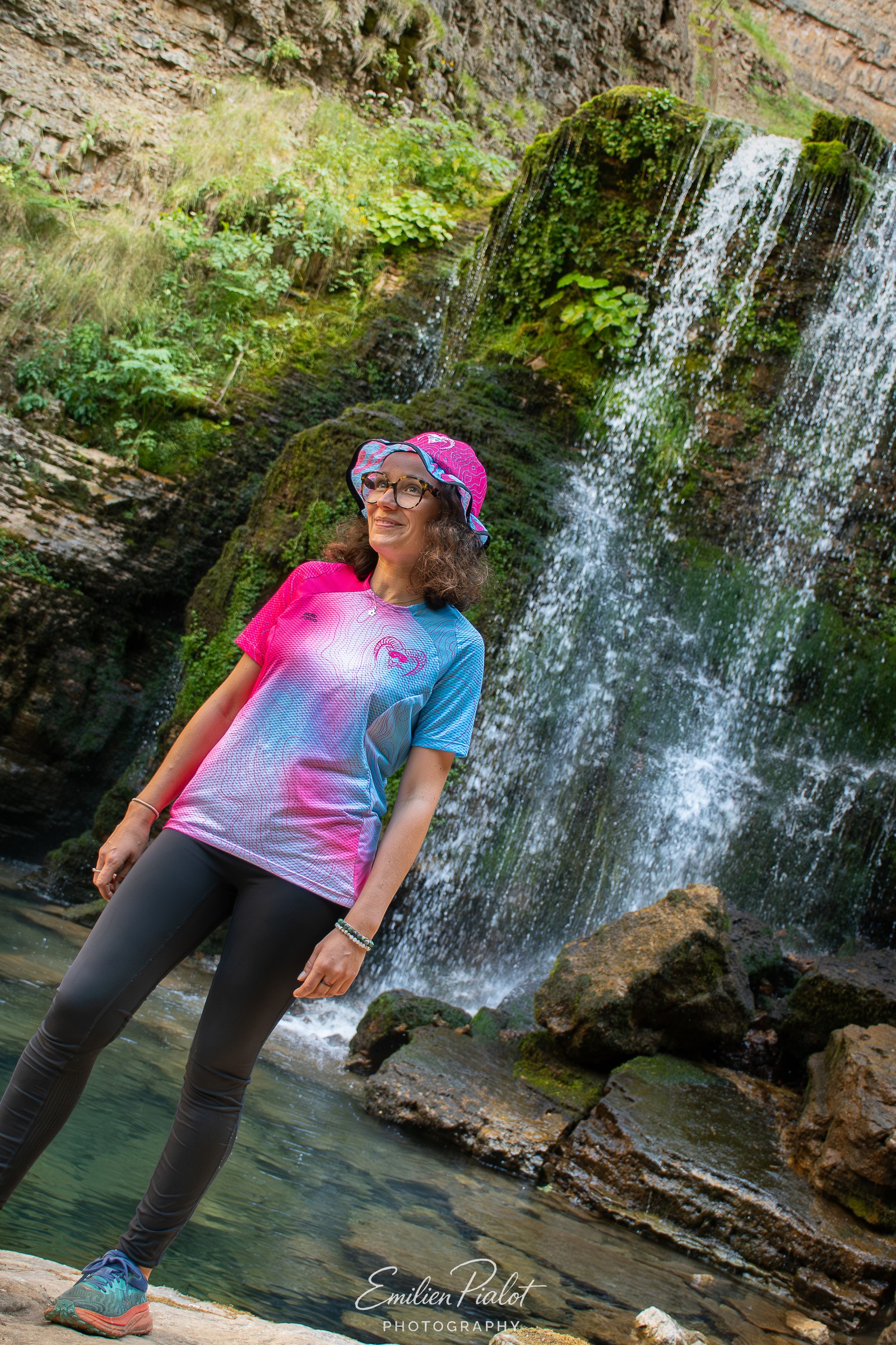 Séance Muflon devant la cascade, veste technique colorée