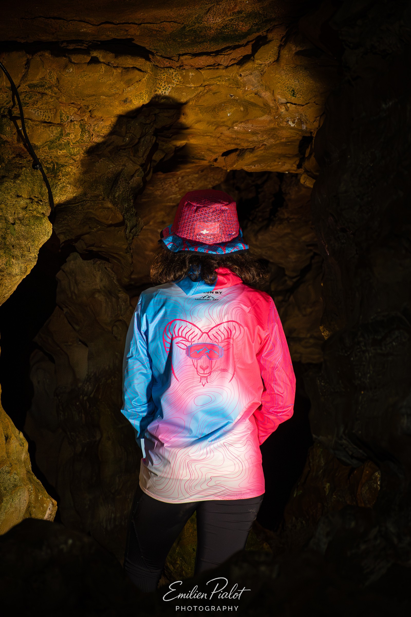 Séance Muflon en grotte, vue de dos, veste et casquette roses
