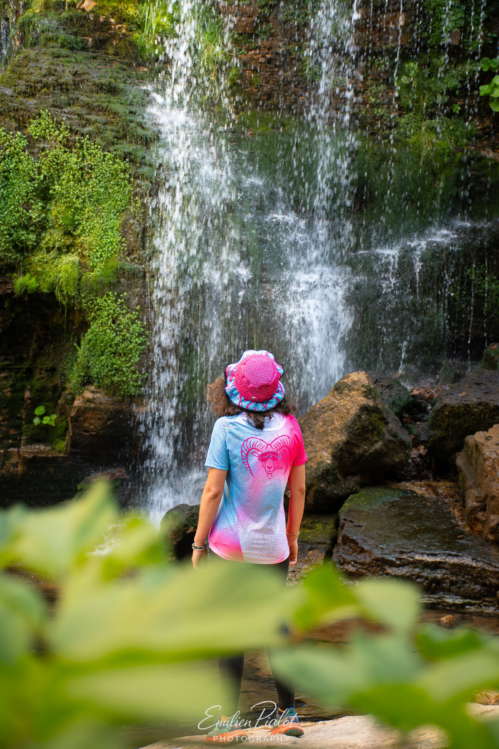 Séance Muflon devant la cascade, casquette rose