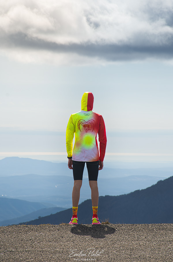 Séance Muflon face au panorama nuageux, sweat à capuche dégradé