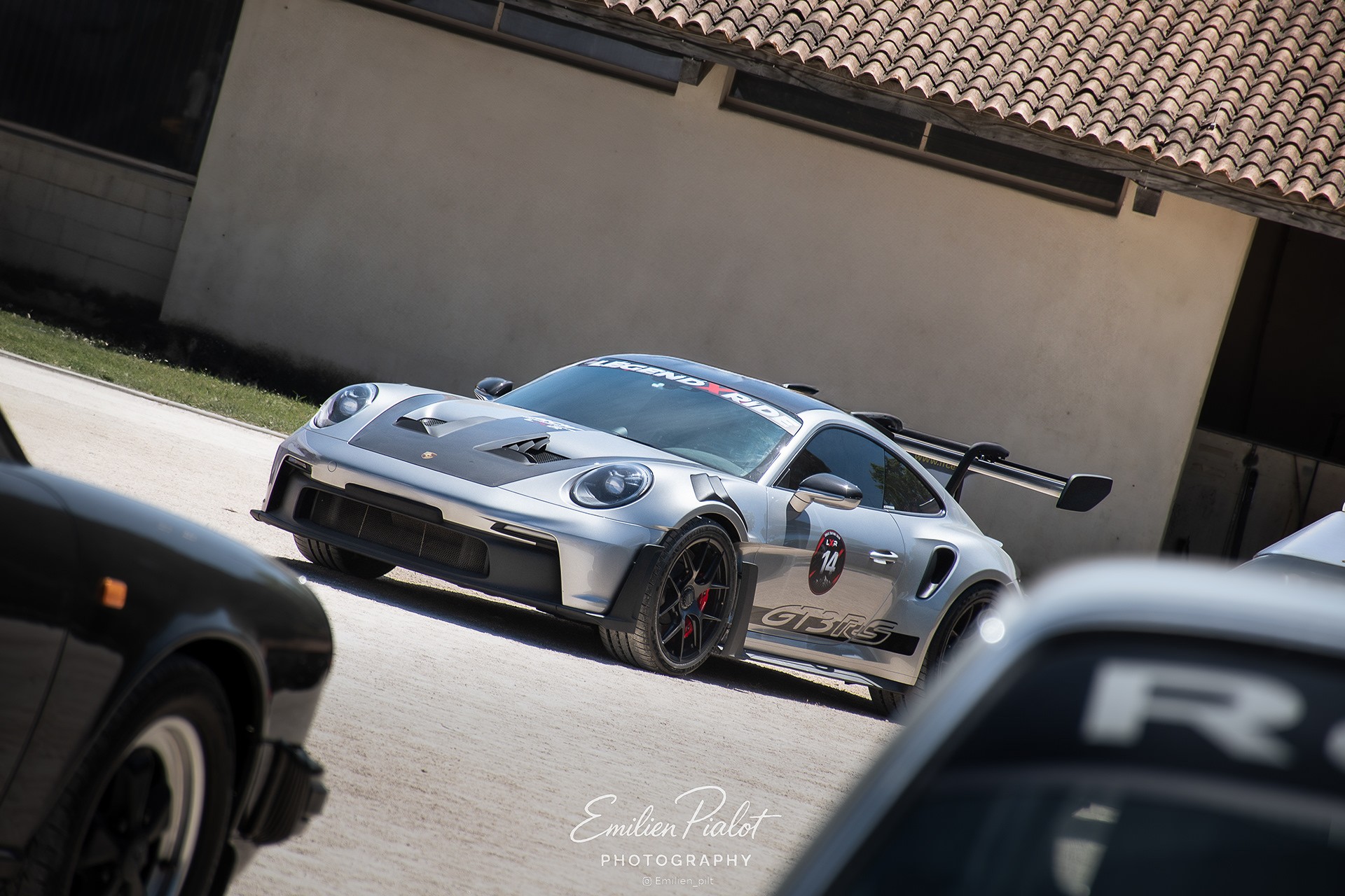 Porsche 911 GT3 RS grise, vue de trois-quarts avant