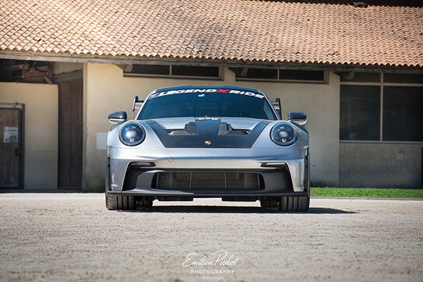 Porsche 911 GT3 RS grise, vue de face, aileron fixe en arrière-plan