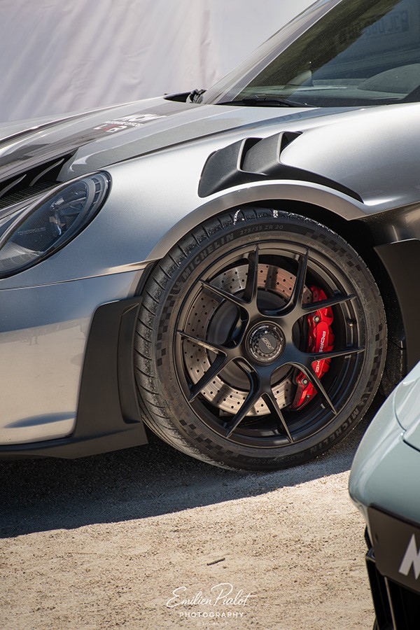 Détail de la jante et de l'étrier de frein rouge de la Porsche GT3 RS