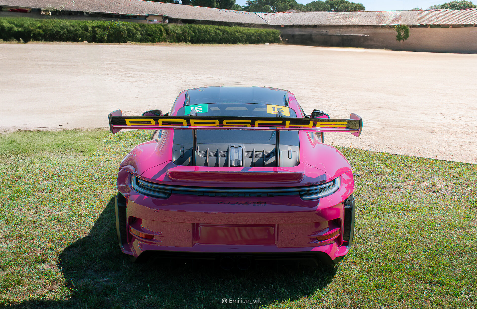 Porsche GT3 RS rose, vue arrière face au bâtiment du domaine
