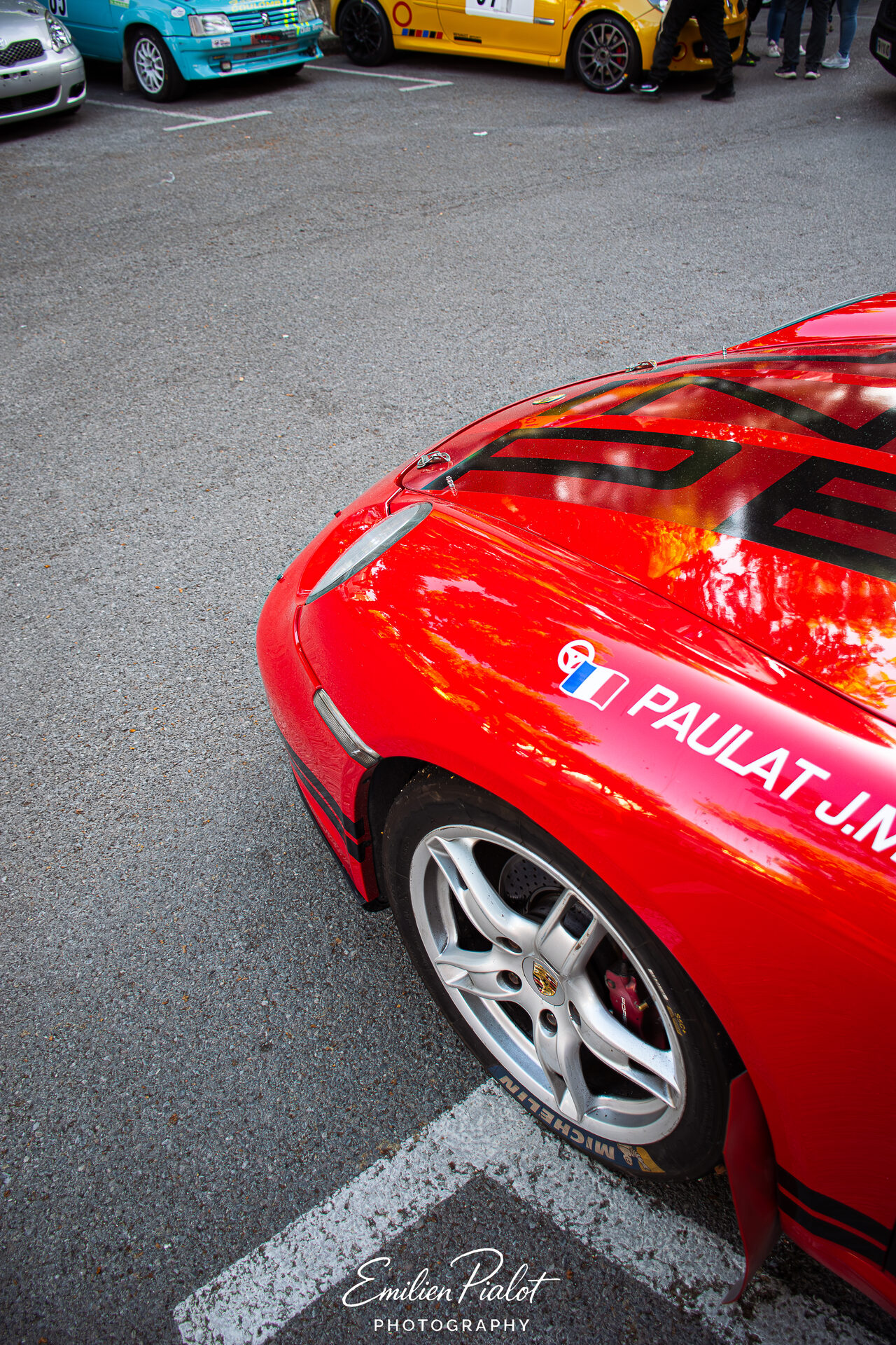 Vue plongeante sur le capot floqué de la Porsche Cayman rouge