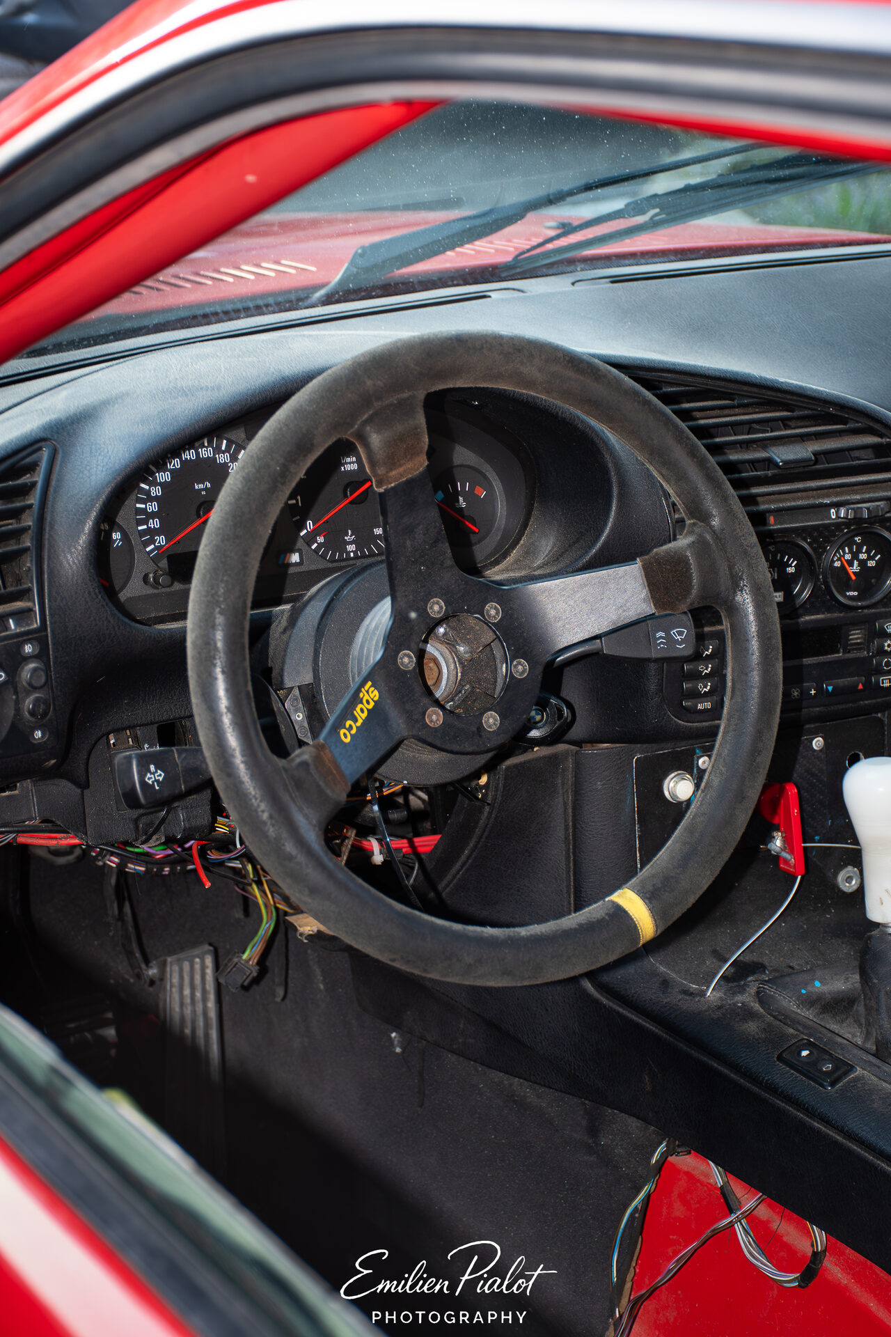 Habitacle de la BMW M3 E36, volant Sparco et compteurs